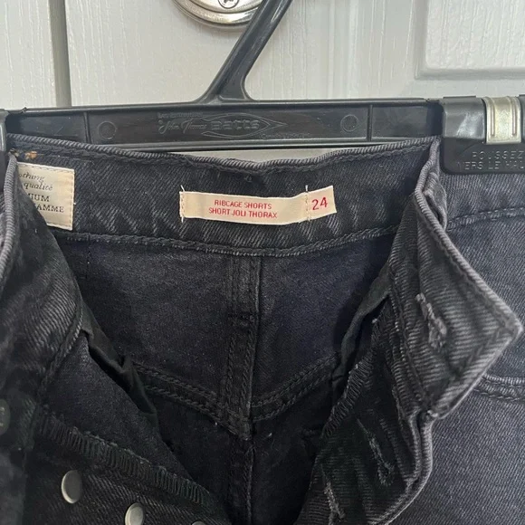 Levi’s Ribcage Shorts - Picture 2 of 3